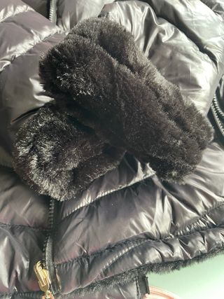 Chaqueta negra acolchada mujer