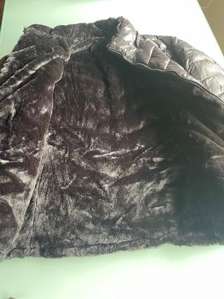 Chaqueta negra acolchada mujer
