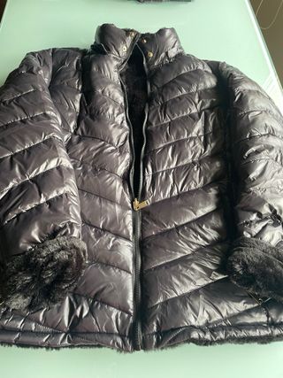 Chaqueta negra acolchada mujer