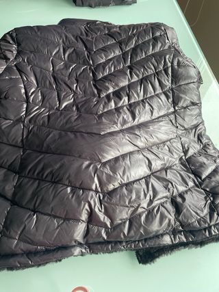 Chaqueta negra acolchada mujer