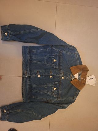 Cazadora vaquera con cuello marrón