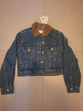 Cazadora vaquera con cuello marrón