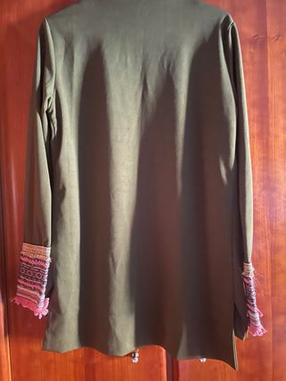 Chaqueta verde con adornos étnicos
