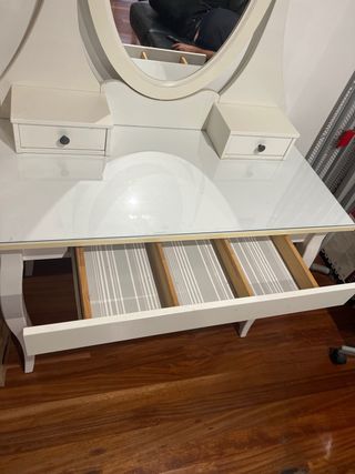 Tocador blanco con espejo ovalado 