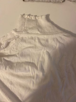 Camiseta blanca de cuello alto