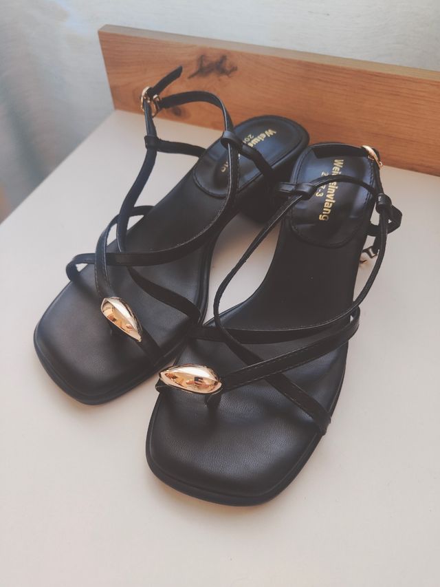 Sandalias negras detalle dorado