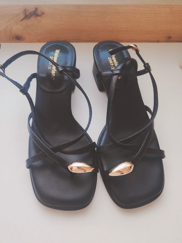 Sandalias negras detalle dorado