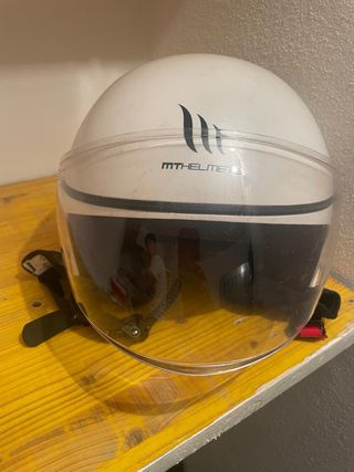 Casco MT Helmets blanco con visera