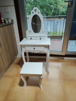 Tocador infantil con espejo y taburete