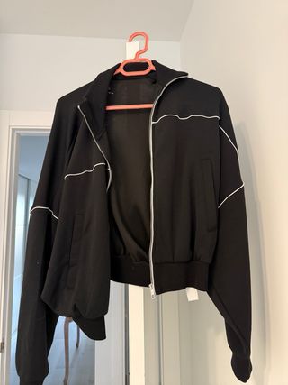 Chaqueta deportiva Oysho negra