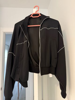 Chaqueta deportiva Oysho negra