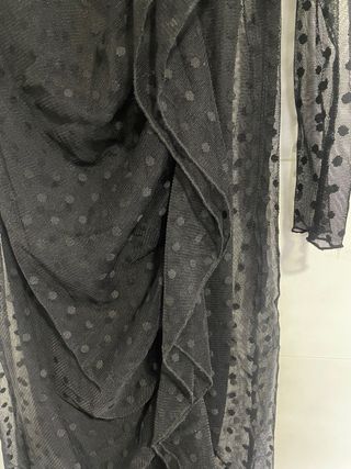 Vestido negro transparente con lunares