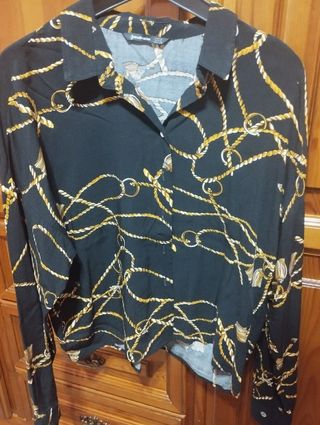 Blusa Stradivarius negra con cadenas M