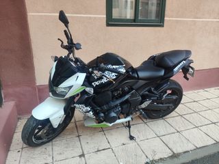 Kawasaki Z750 Negra y Blanca
