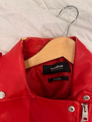 Chaqueta roja estilo motero