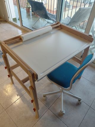 Escritorio infantil y silla infantil 