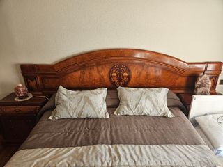 Cabecero de cama de madera tallada