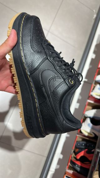 Nike Air Force 1 Luxe Negro Dorado