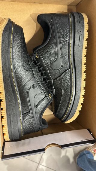 Nike Air Force 1 Luxe Negro Dorado
