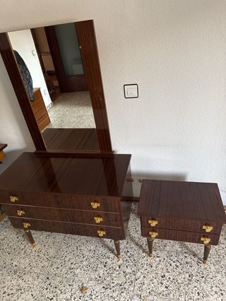 Cómoda de madera con espejo
