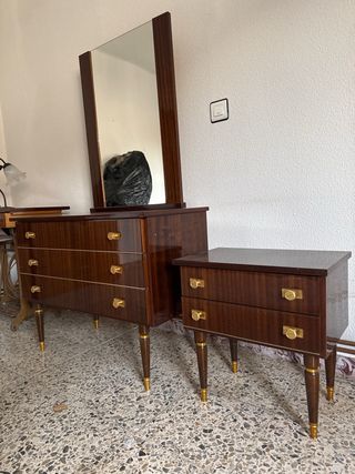 Cómoda de madera con espejo