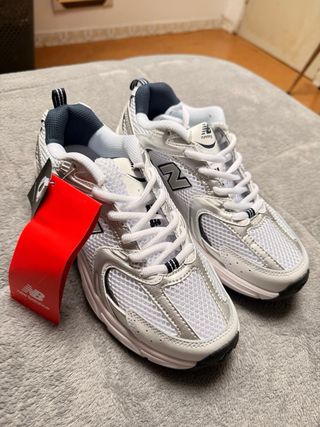 New Balance 530 Plata y Blanco