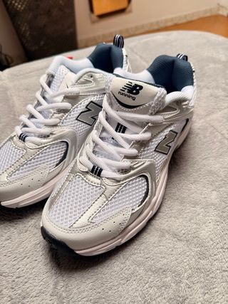 New Balance 530 Plata y Blanco