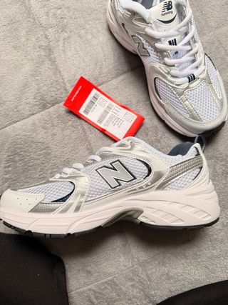 New Balance 530 Plata y Blanco