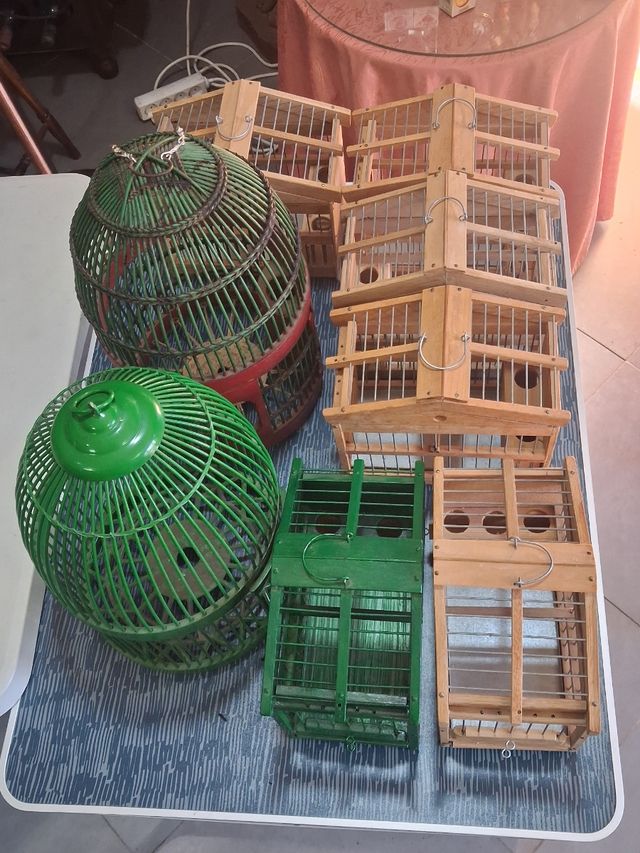 Jaulas para pájaros de madera y metal