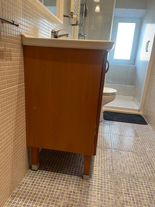 Mueble de baño con lavabo y grifo