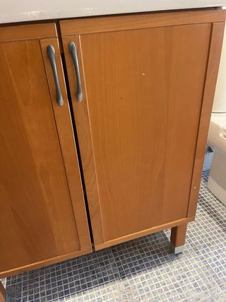 Mueble de baño con lavabo y grifo