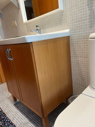 Mueble de baño con lavabo y grifo