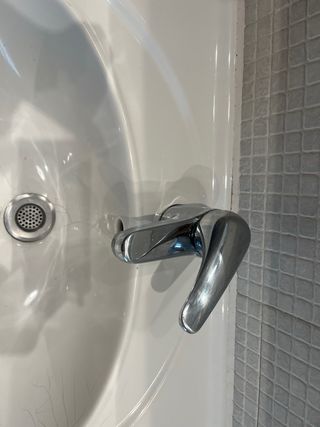 Mueble de baño con lavabo y grifo