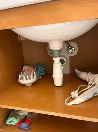 Mueble de baño con lavabo y grifo