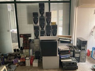 Lote ordenadores antiguos y monitores CRT