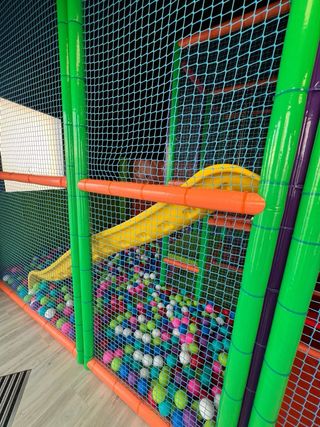 Parque de bolas infantil en perfecto estado