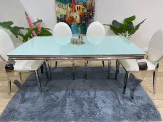 MESA DE CRISTAL CON PATAS DE METAL Y 4 SILLAS