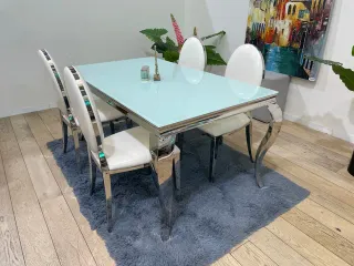 MESA DE CRISTAL CON PATAS DE METAL Y 4 SILLAS