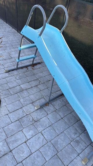 Tobogán azul piscina/jardín con escalera