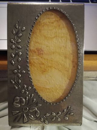 Moldura de metal com flores
