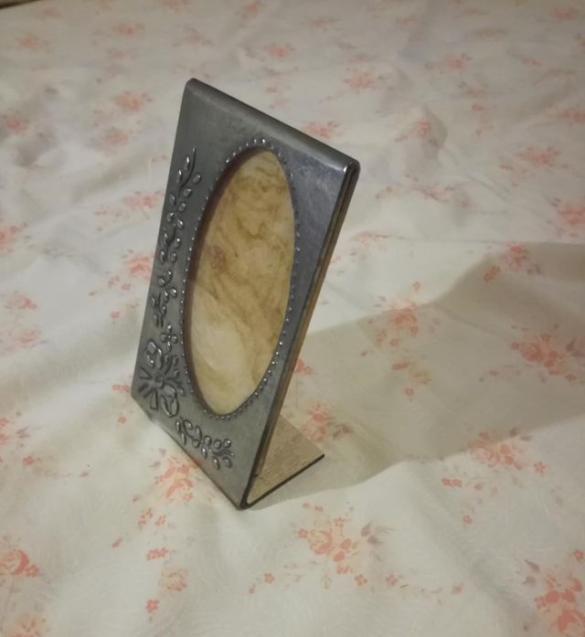 Moldura de metal com flores