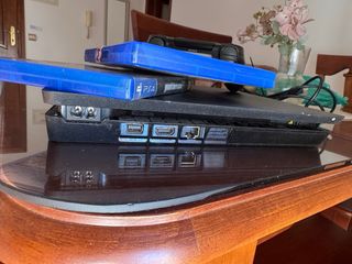 PS4 (PlayStation 4) Negra + FIFA 23 + GTA V .