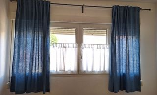 Cortinas azules+blancas con barra de cortinas gris