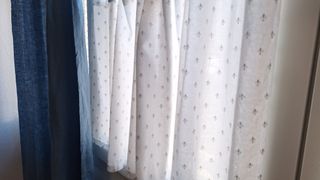 Cortinas azules+blancas con barra de cortinas gris
