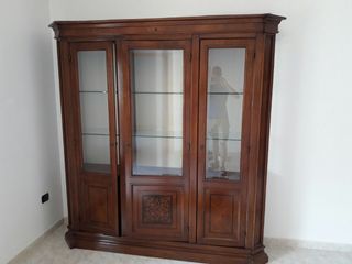 Vetrina in legno con ante in vetro