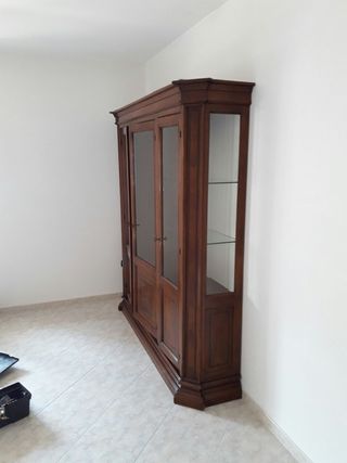 Vetrina in legno con ante in vetro