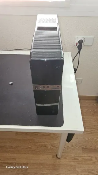 PC Sobremesa Negro y Plata