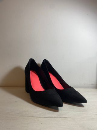Zapatos marca Even&Odd de vestir negros.