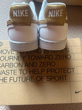 Zapatillas Nike Blancas y Doradas