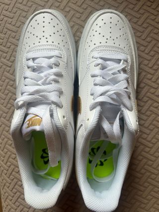 Zapatillas Nike Blancas y Doradas